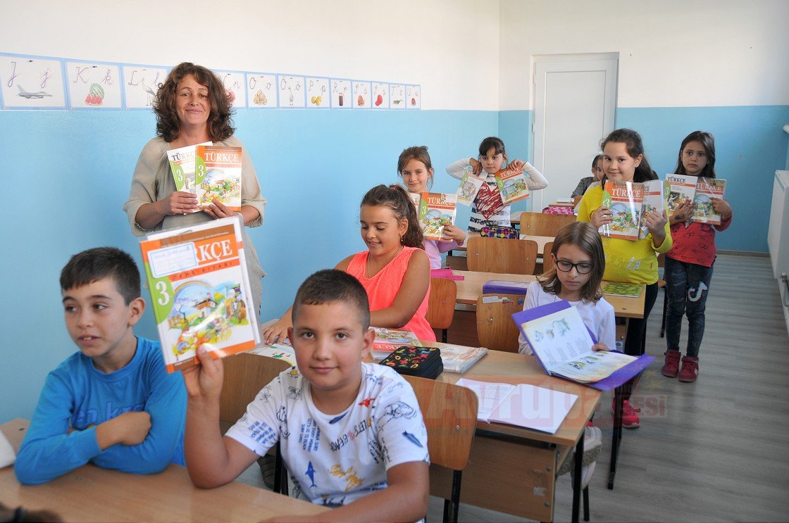 Bulgaristan'da Türkçe kitapları 27 yıl sonra yenilendi