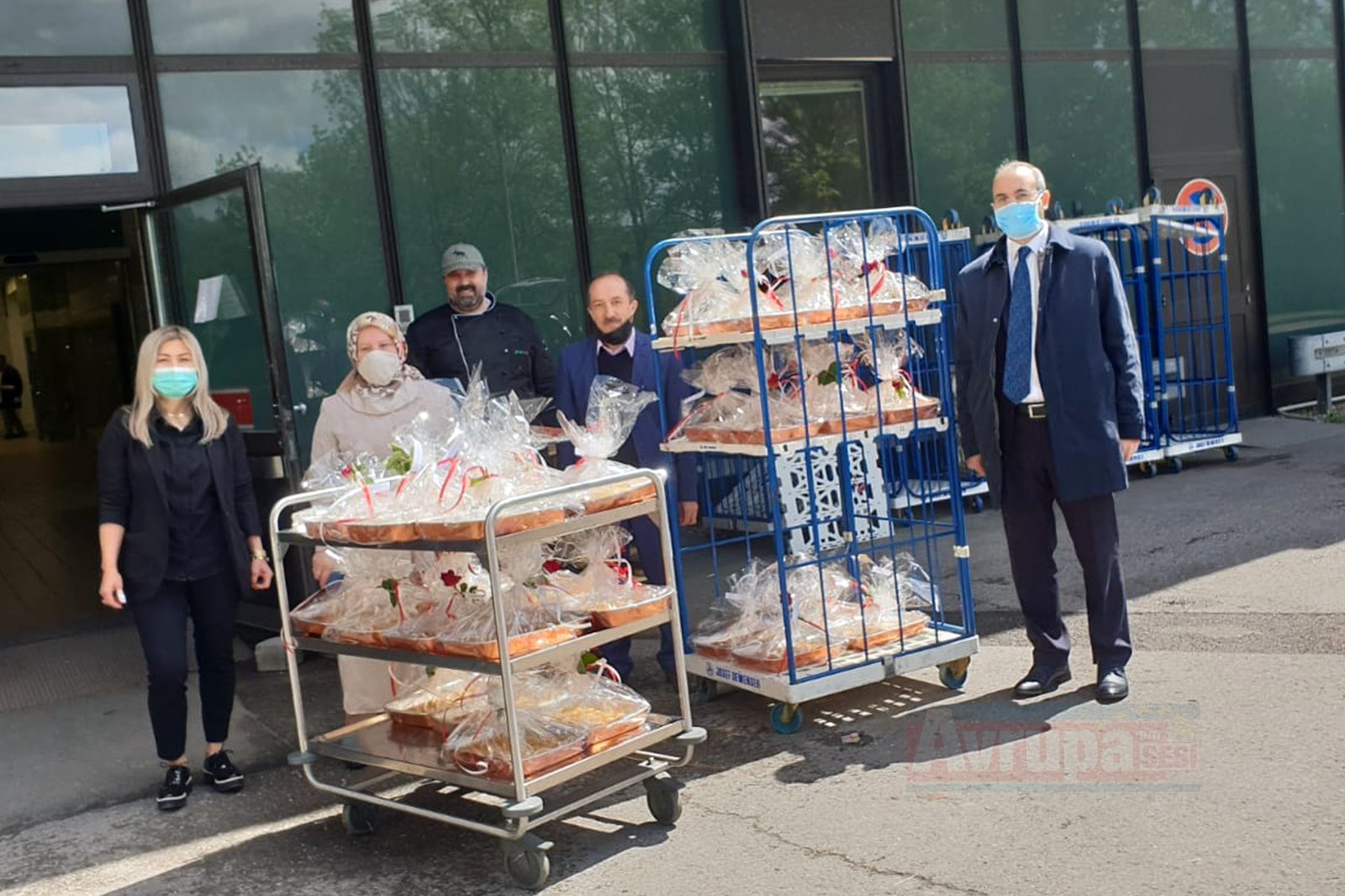 DİTİB camisinden şehir hastanesi çalışanlarına baklava ikramı