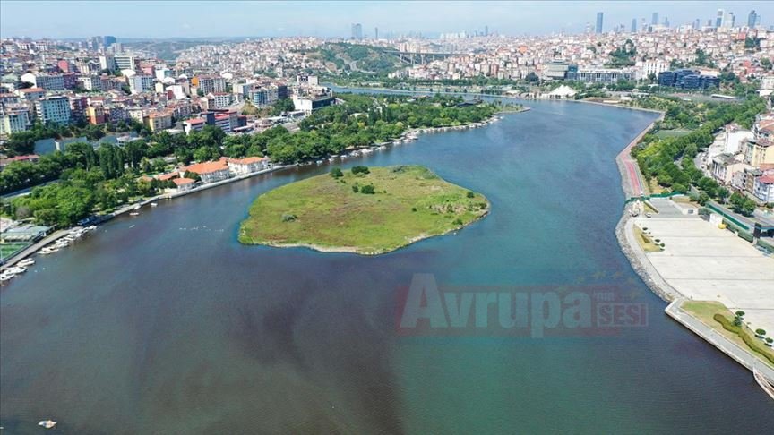 Haliç'in deniz suyu kahverengi ve siyaha dönüştü