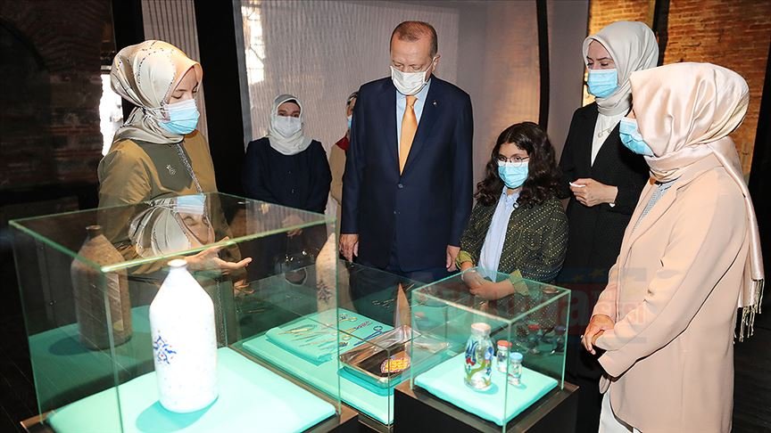 Cumhurbaşkanı Erdoğan, KAGEM'in 'Böyle Daha Güzelsin' sergisini gezdi