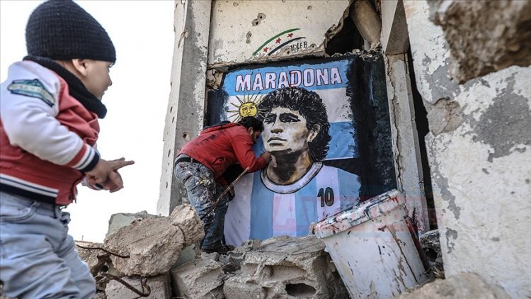 Maradona'nın resmini enkaza dönüşen duvara çizdi