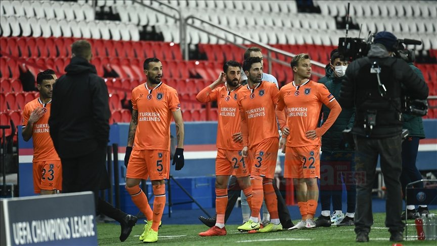 Medipol Başakşehir, PSG maçında dördüncü hakemin ırkçı söylemi nedeniyle sahadan çekildi