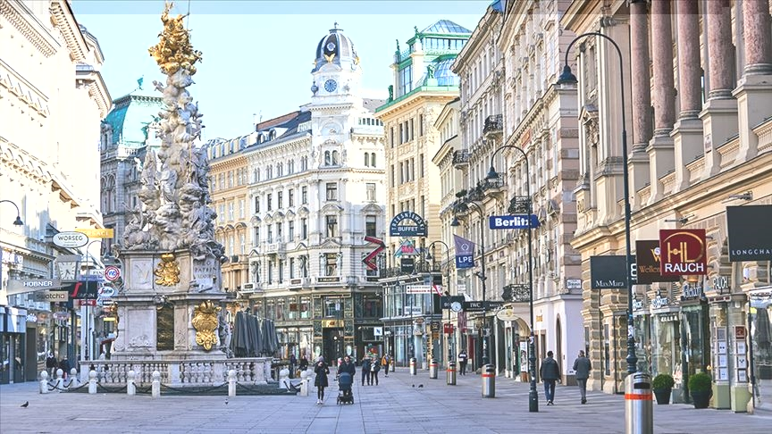 Avusturya’da alışveriş merkezleri ve kuaförler yeniden açıldı
