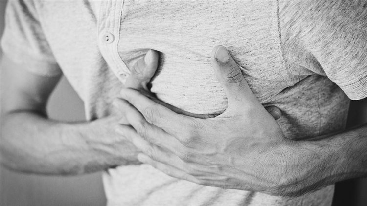 'Göğüs ağrısının uzun sürmesi kalp hastalığı belirtisi'