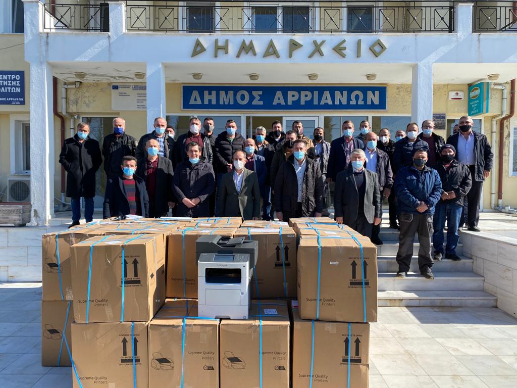 Kozlukebir Belediyesi muhtarlara fotokopi makinesi dağıttı