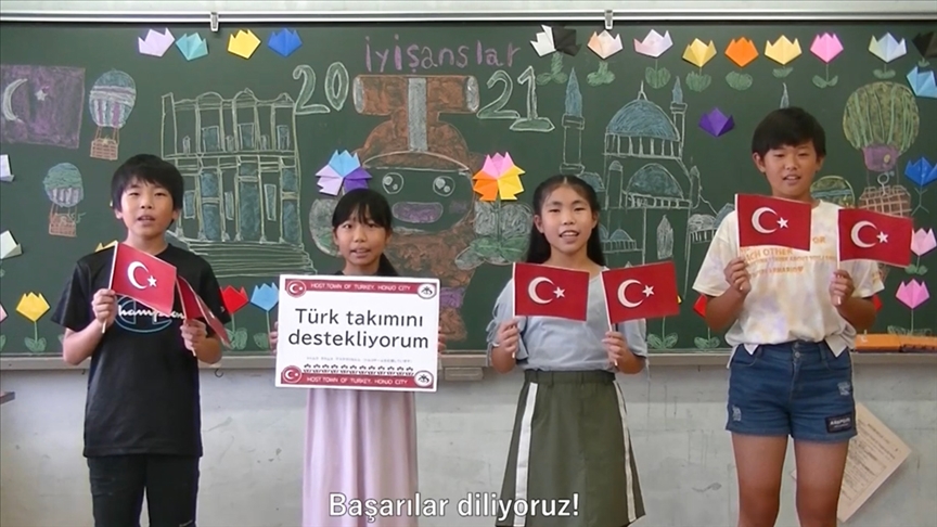 Tokyo Olimpiyatları öncesinde Japonya’da sokakları Türk bayraklarıyla süslendi