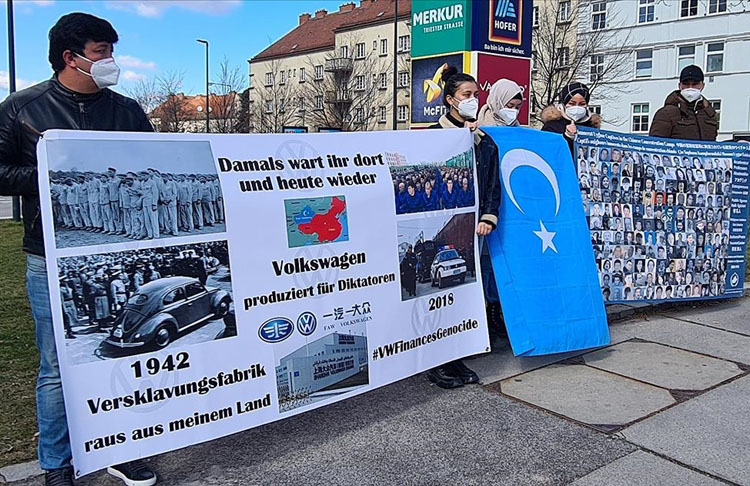 Avusturya’da Uygur Türkleri, Volkswagen firmasını protesto etti