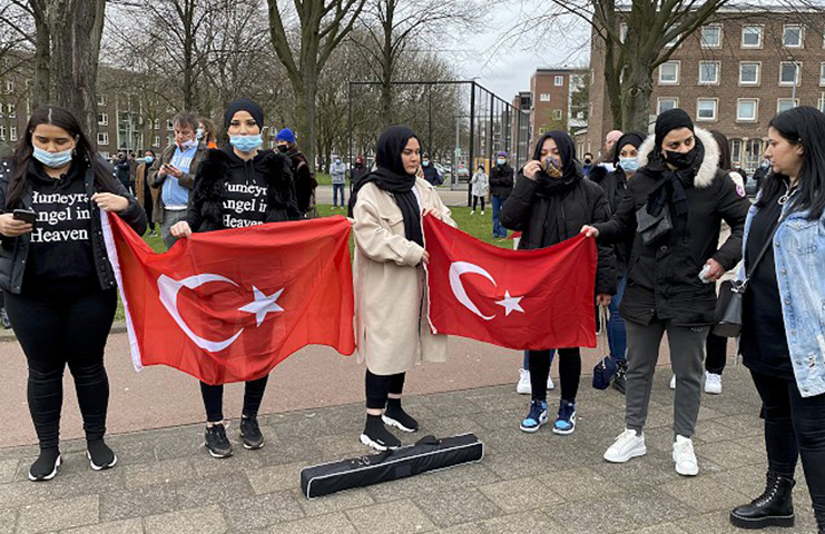 Rotterdam polislerin, öldürülen 16 yaşındaki Türk kızıyla ilgili ırkçı söylemleri protesto edildi