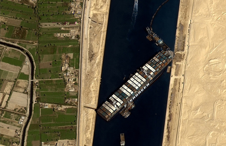 Süveyş Kanalı'nda karaya oturan gemi yüzdürüldü