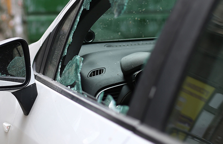 ABD'de Müslüman kadının arabasının camları kırıldı, içine domuz eti bırakıldı