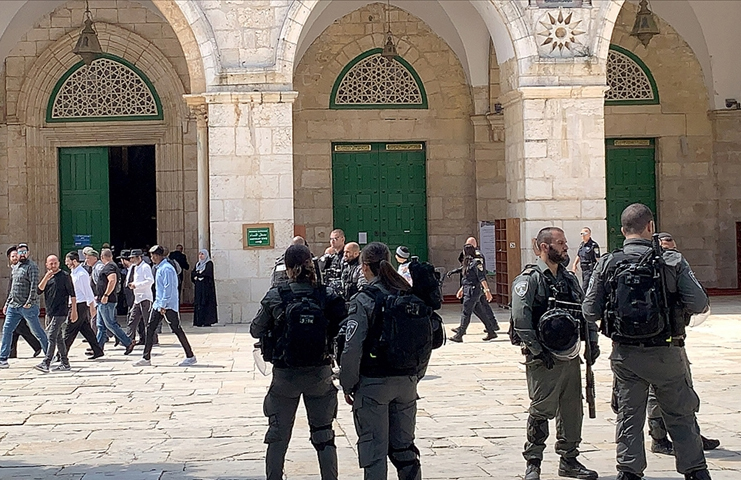 Fanatik Yahudiler İsrail polisi eşliğinde bir kez daha Mescid-i Aksa'ya baskın düzenledi