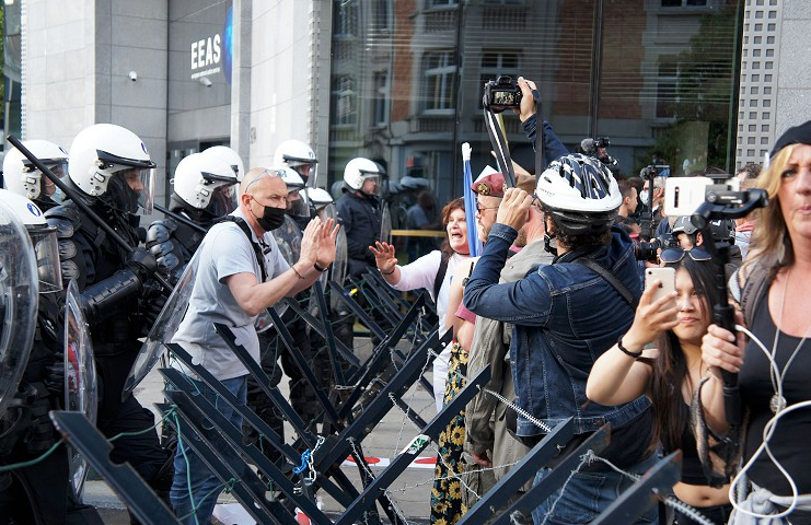 Belçika'da salgın tedbirlerine karşı polisten sert tepki