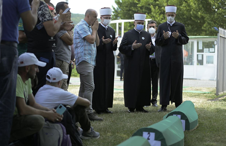 Srebrenitsa Soykırımı'nın 19 kurbanı dualarla toprağa verildi