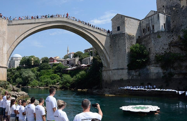 Srebrenitsa soykırımının 26. yıl dönümünde Mostar Köprüsü'nden sessiz atlayış 