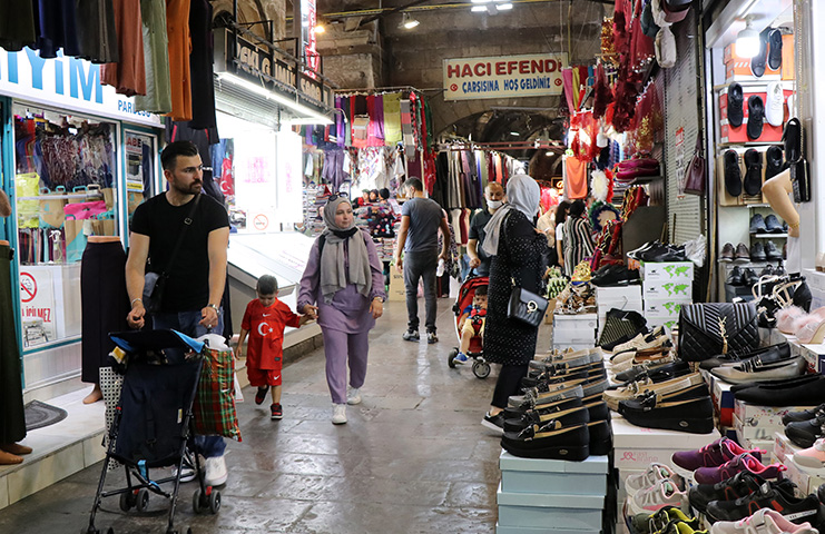 Kayseri'de Tarihi Kapalı Çarşı gurbetçi yoğunluğu esnafı sevindirdi