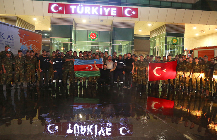 Azerbaycanlı itfaiyecilerden orman yangınlarıyla mücadelede destek