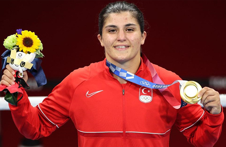 Busenaz Sürmeneli: Tarihe ismini yazdıran şampiyon Türk kızı