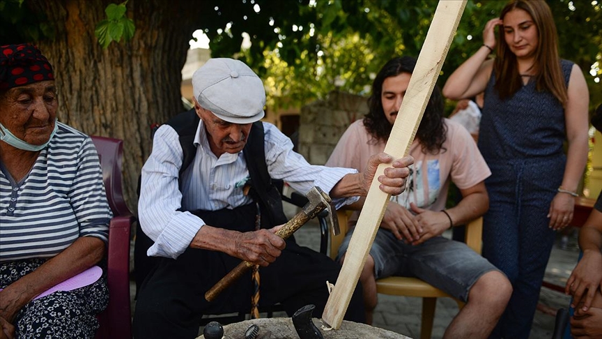 Asırlık çınar, ahşap ev aletleri yaparak misafirlerini sevindiriyor