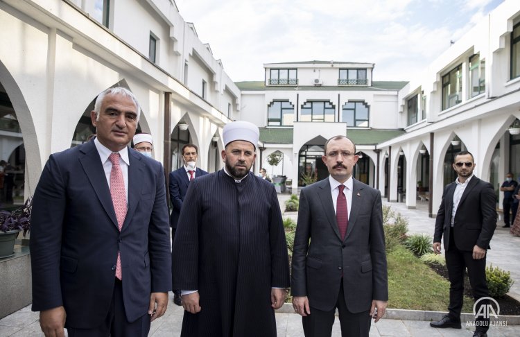  Bakanlar Muş ve Ersoy, Karadağ'da Fatih Mehmet Medresesi'ni ziyaret etti