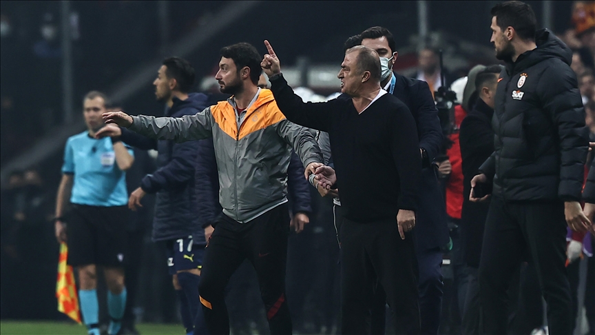 Direktör Fatih Terim'e 5 maç men cezası 