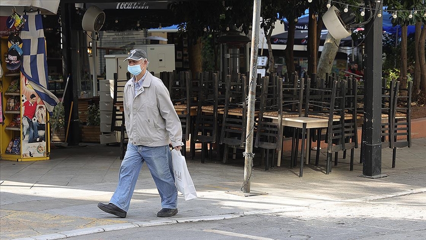 Yunanistan'da aşı olmayan 60 yaş üstüne para cezası geliyor