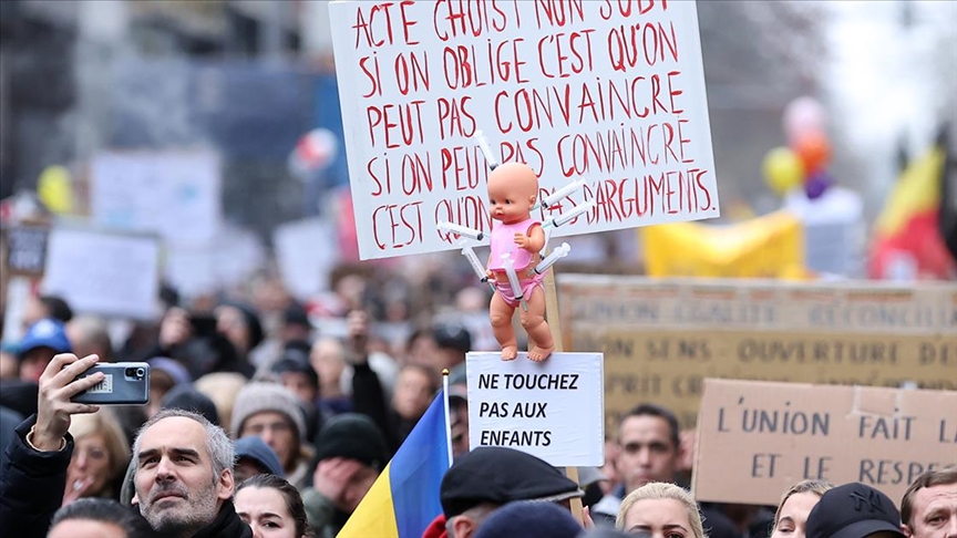 Brüksel'de binlerce kişi salgın tedbirlerini protesto etti