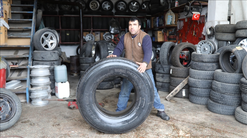 Gündüz lastik tamirinde akşam güreş antrenörü