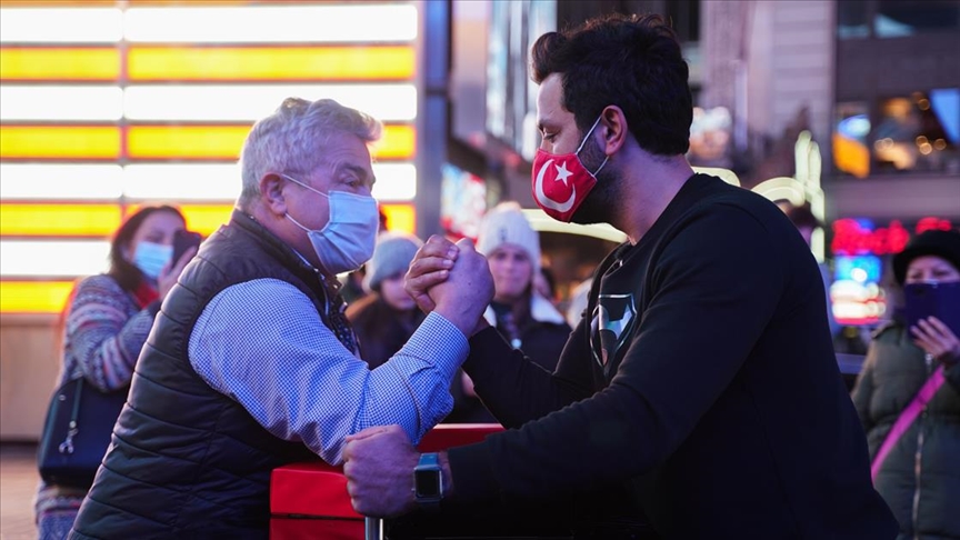 Türk bilek güreşçisi New York'ta meydan okudu