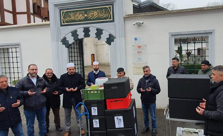 Berlin’de DİTİB gönüllüleri yüzlerce kişiye sıcak yemek dağıtıyor