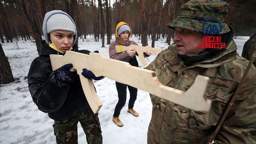 Ukrayna'da sivil halk olası bir savaş durumuna karşı eğitiyor