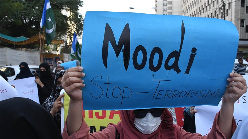 Öğrenciler Hindistan'daki başörtüsü yasağını protesto etti