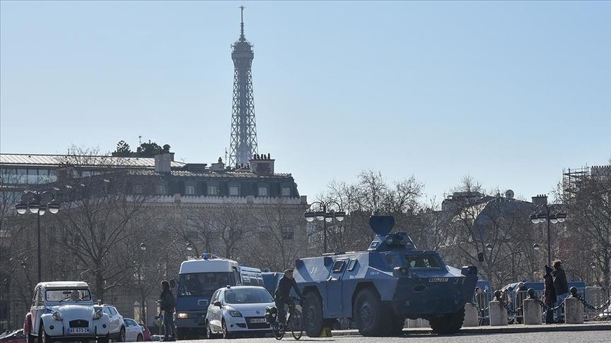 Fransa'da 'Özgürlük Konvoyu'nun Paris'e girişini engellendi