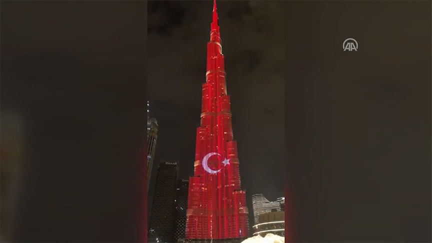 Burj Khalifa gökdelenine Türk bayrağı yansıtıldı