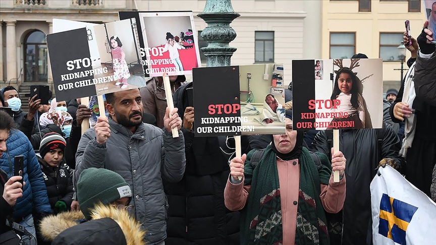 İsveç'te çocukları ellerinden alınan Müslüman ailelerden protesto