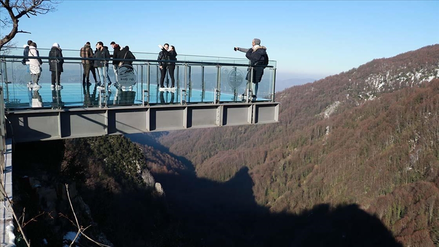 185 metre yüksekliğinde cam terastan Sapanca Gölü 