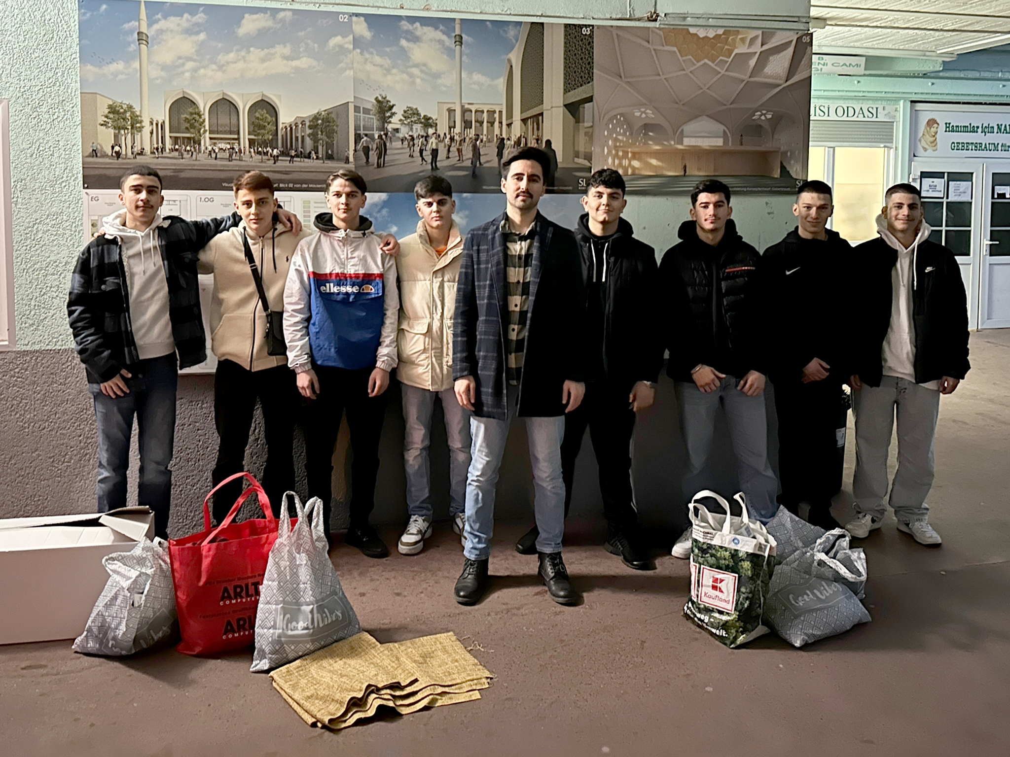 DİTİB gençleri sokakta yaşayanlara yardım paketi dağıttı