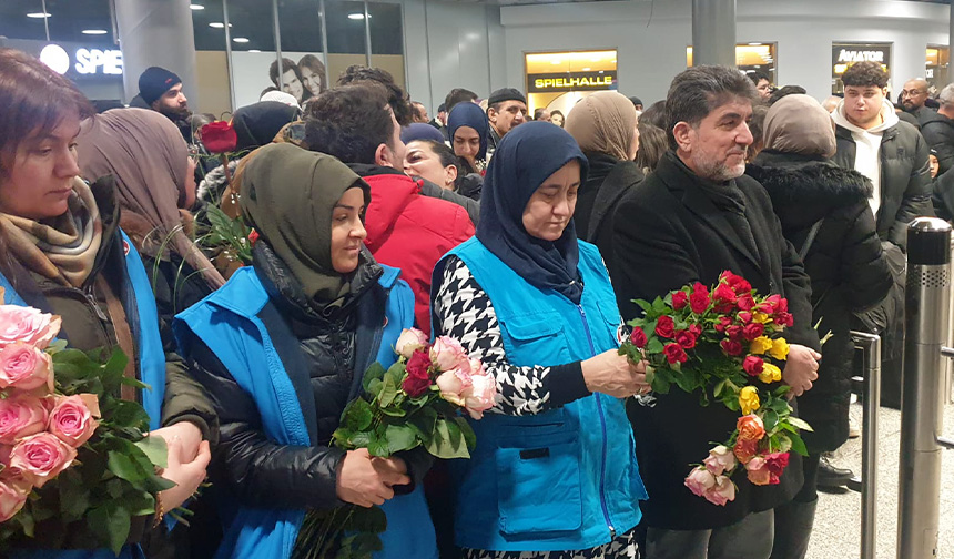 Umreci gençler, güzel bir umre deneyimi yaşayarak Almanya'ya döndü