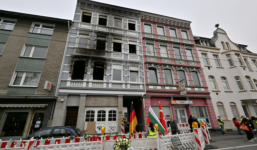 Solingen’de kundaklama sonucu çıkan yangında yaşamını yitirenler için anma töreni