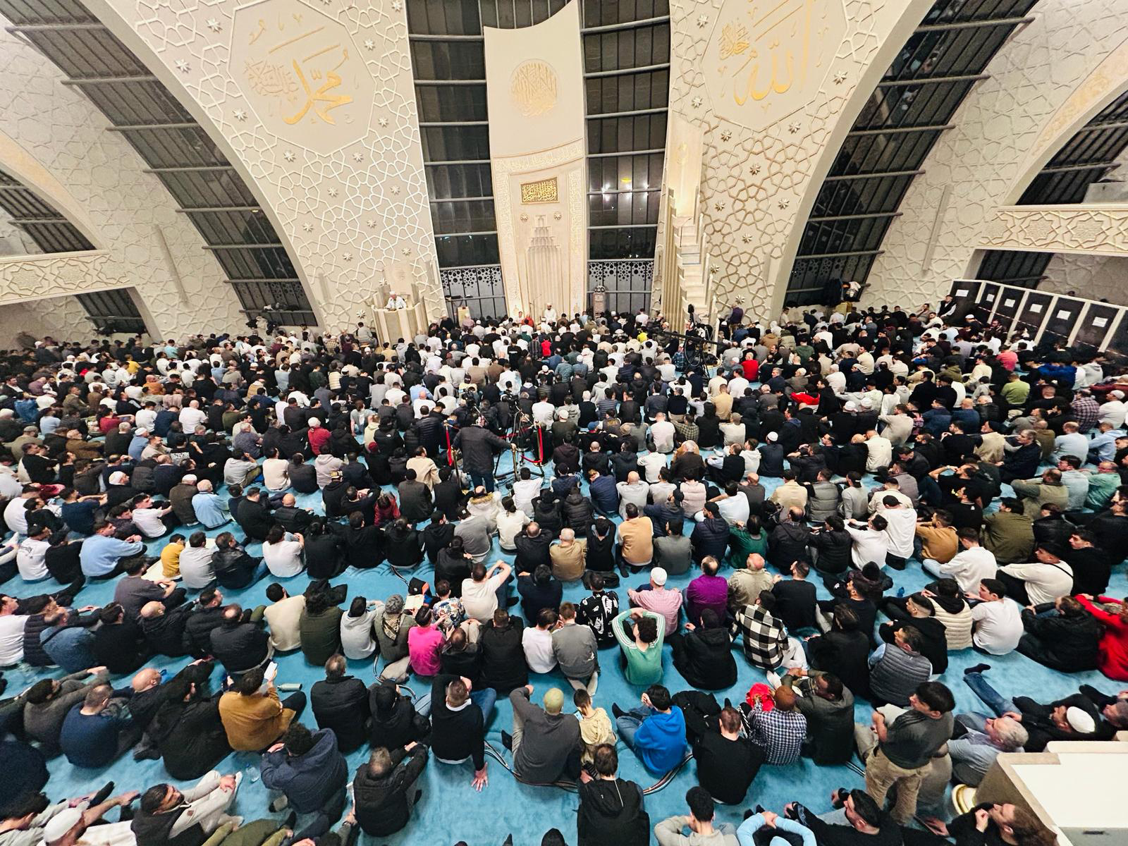 DİTİB Merkez Camii’nde Kadir Gecesi dualarla idrak edildi
