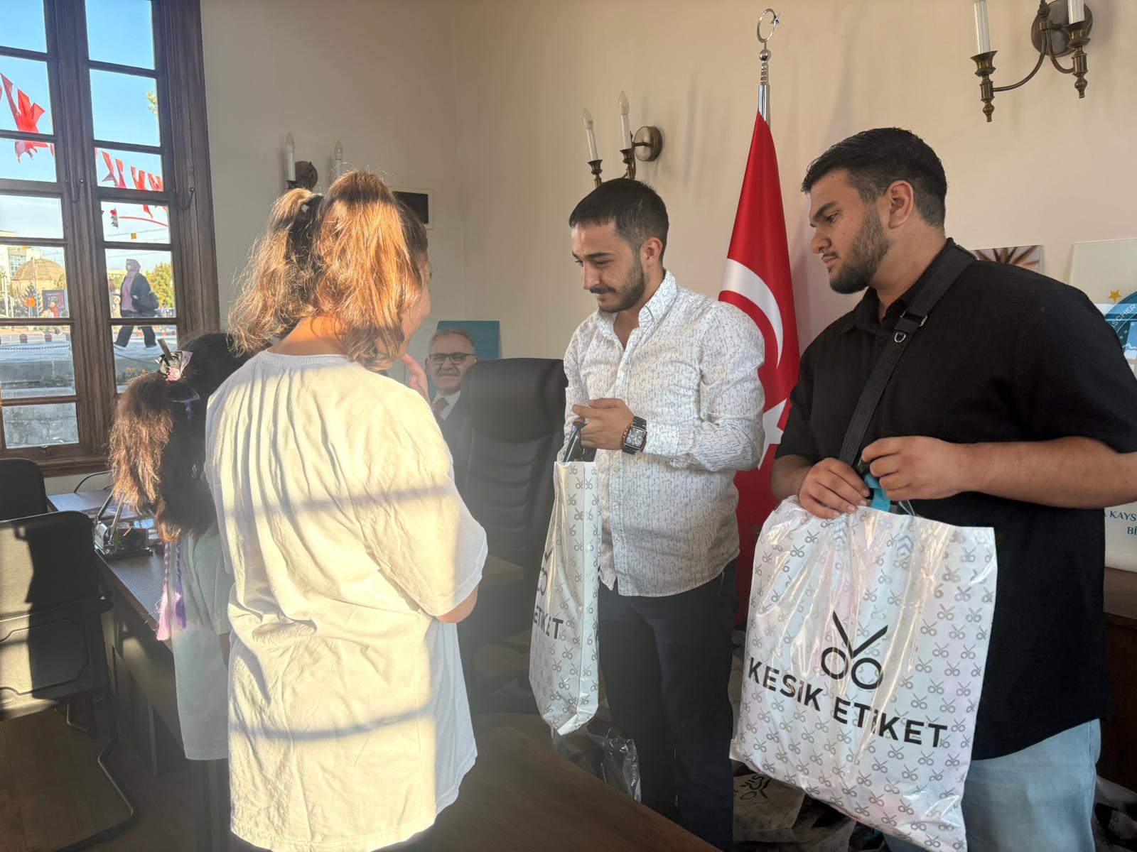 Dayanışma ve eğitim el ele: AKİB’ten Kayseri'de kırtasiye dağıtımı