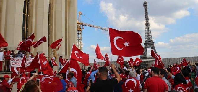 Darbe girişimi Paris'te protesto edildi