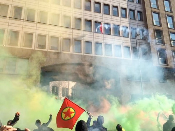 İtalya Milano’da PKK’lılar Türk Konsolosluğu’na saldırdı