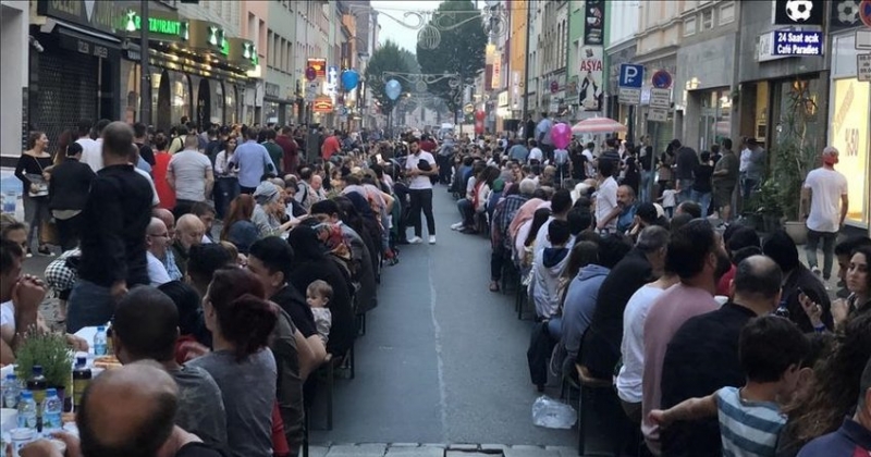 Köln'ün Türk caddesinde teröre karşı birlik iftarı